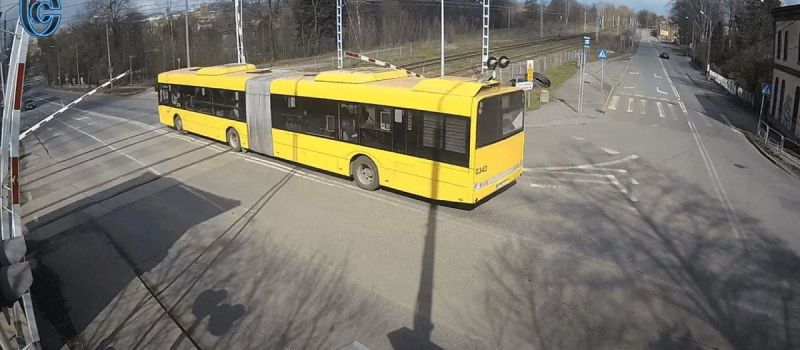 Nieodpowiedzialne zachowanie kierowcy miejskiego autobusu