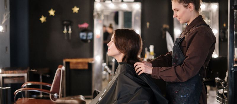 Odmrażanie gospodarki - fryzjerzy i kosmetyczki wracają do pracy