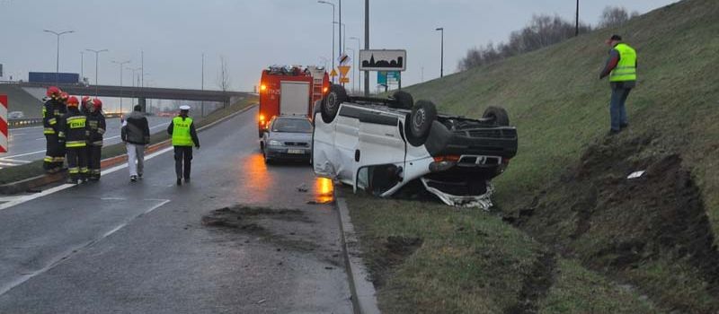 Poranny wypadek na zjeździe z DTŚ. Policja szuka świadków