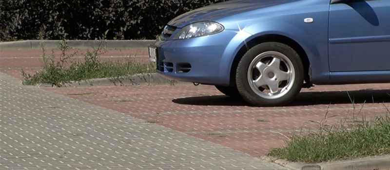 Zielone wysepki na parkingach - konieczność czy urzędnicza fanaberia?