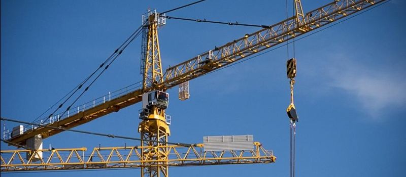 Pijany operator żurawia potrzebował pomocy straży pożar...