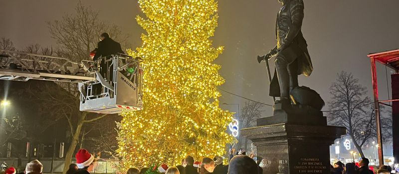 Chorzowska choinka rozbłysła na Placu Hutników