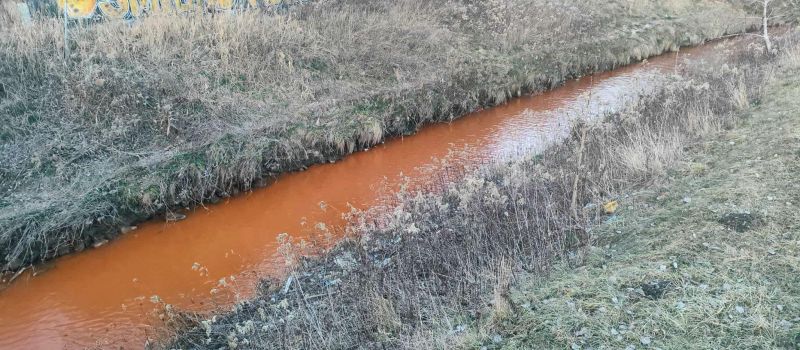 Rdzawa woda w halembskiej Kłodnicy