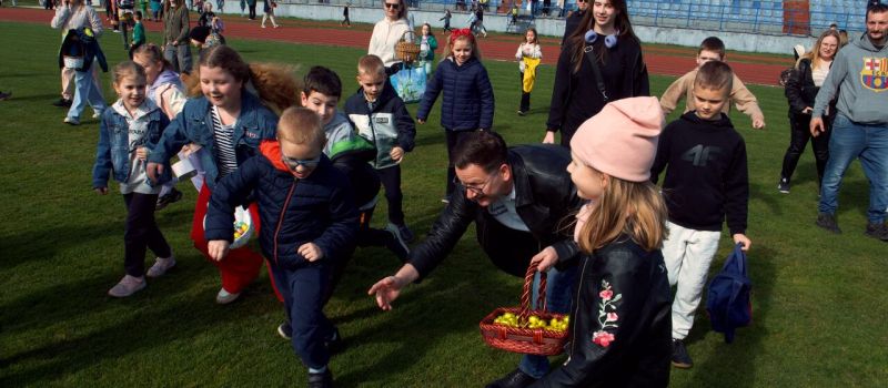 Szukanie wielkanocnych jajek w Chorzowie
