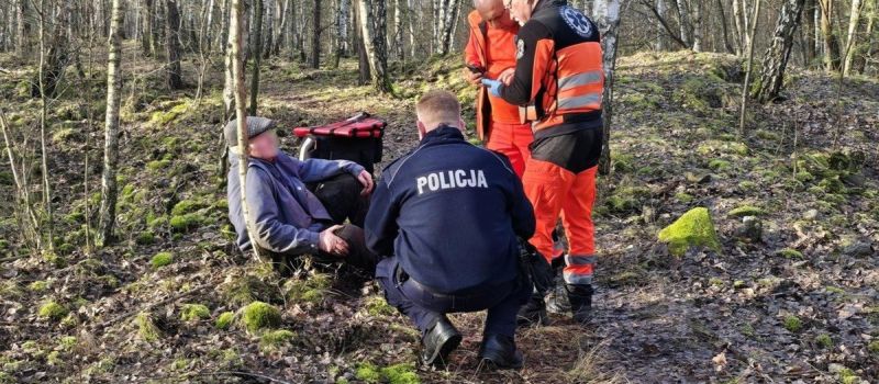 Senior spędził całą noc w lesie