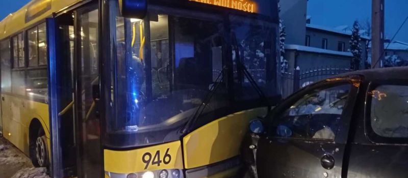 W Bielszowicach autobus zderzył się z osobówką