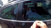 Policjanci uratowali mężczyznę z rozgrzanego auta